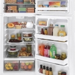 Hotpoint - 17.5 Cu. Ft. Top-Freezer Refrigerator - White